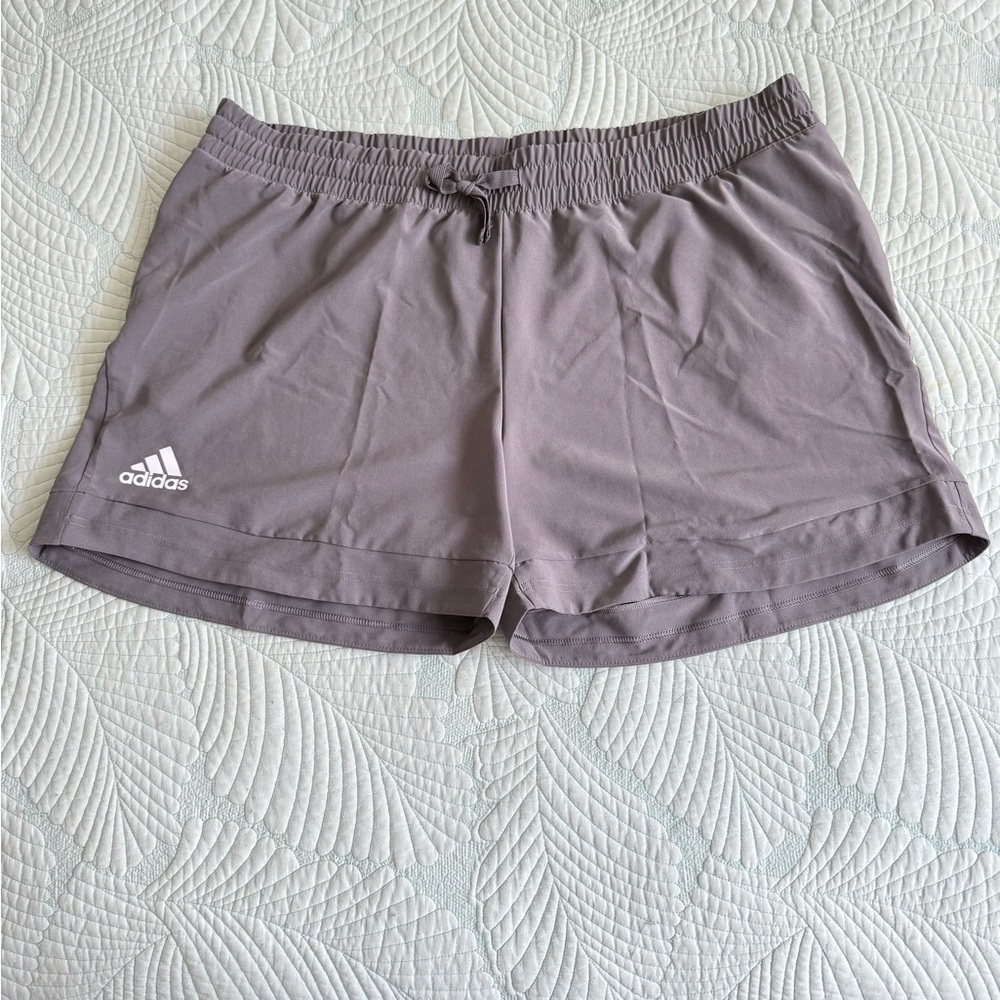 Adidas stadium women’s 5 inch training shorts size 2 XL
NWT